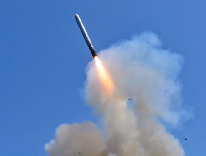 Ngoài hệ thống ống phóng Mk-41, Tomahawk còn được phóng từ những bệ phóng khác, hoặc thậm chí lắp trên xe tải hay cả trên cánh máy bay ném bom chiến lược. Tomahawk được coi là "sứ giả chiến tranh" đầy uy lực của Mỹ.