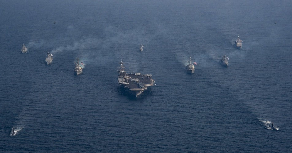 Nhóm tác chiến tiêu chuẩn gồm một tàu sân bay, 2-3 tuần dương hạm lớp Ticonderoga, 3-4 tàu khu trục lớp Arleigh Burke, 1-2 tàu ngầm tấn công hạt nhân, 1-2 tàu hậu cần. Đội hình hộ tống cho tàu sân bay có thể thay đổi tùy vào tính chất nhiệm vụ.