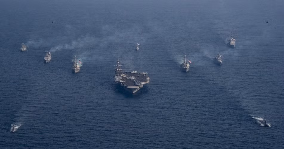 Nhóm tác chiến tiêu chuẩn gồm một tàu sân bay, 2-3 tuần dương hạm lớp Ticonderoga, 3-4 tàu khu trục lớp Arleigh Burke, 1-2 tàu ngầm tấn công hạt nhân, 1-2 tàu hậu cần. Đội hình hộ tống cho tàu sân bay có thể thay đổi tùy vào tính chất nhiệm vụ.