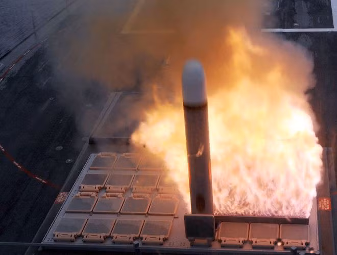 Trong trường hợp tự hành theo lịch trình được cài đặt sẵn, tên lửa Tomahawk vẫn nhận các tín hiệu trực tiếp từ vệ tinh hoặc hệ thống do thám tối tân của Mỹ để dễ dàng bắn hạ mục tiêu mà không gặp phải bất kể sự cản trở nào của đối phương.