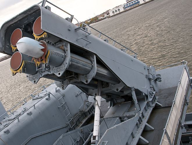 Dù tầm bắn lên tới 2.500 km và tốc độ 880 km/h, Tomahawk vẫn có thể thay đổi mục tiêu khi đang di chuyển.