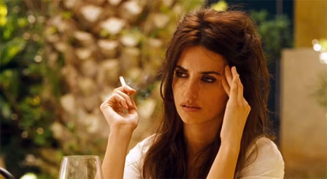 Không nên có thói quen đưa tay xoa má, gãi mũi, dụi cằm... Bởi những việc làm này sẽ dễ tạo ra những nếp nhăn cho da mặt bạn. Bên cạnh đó khi tay bẩn sẽ khiến da bị nhiễm trùng, mụn trứng cá...