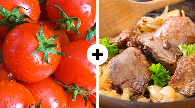 Cà chua và gan: Việc thiếu sắt trong cơ thể có thể khiến thể trạng mệt mỏi, khả năng trao đổi chất kém hơn và dễ gặp các vấn đề về tim mạch. Tuy nhiên, bạn có biết các chất sắt trong gan sẽ không thể hấp thụ tốt nếu không có vitamin C. Đó chính là lý do mà bạn nên ăn gan kèm với cà chua vì chúng có chứa acid ascorbic rất tốt cho việc tăng khả năng hấp thụ sắt.