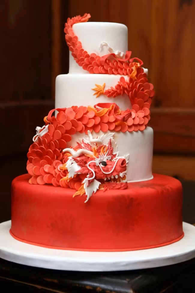 Chiếc bánh kem họa tiết chú rồng được đính kèm rất sống động.