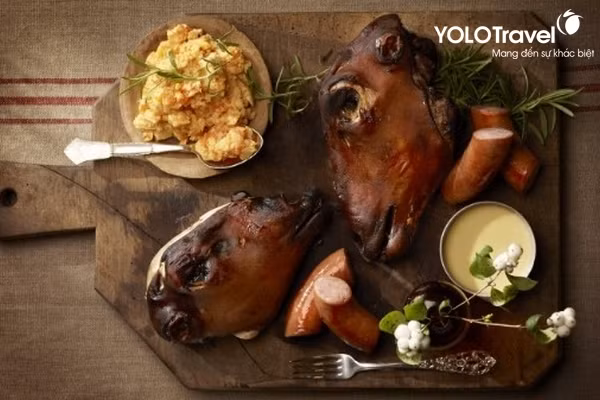 Da và lông cừu được đem đốt, não được bỏ ra và đầu thì được ướp muối, đôi khi còn được hun khói và phơi khô. Sau đó bày biện cùng những loại thức ăn kèm khác. Ảnh: Du lịch Nauy.