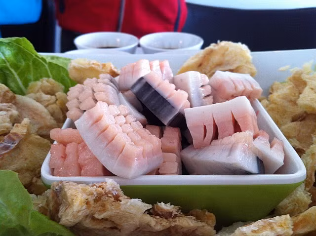 Món da cá voi sống thái hạt lựu hình răng cưa khá dị là món ăn truyền thống được người Greenland sử dụng trong ngày lễ Giáng sinh.