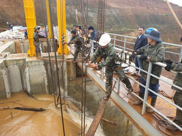 Thủy điện Đắk Sin 1, tại thôn 7, xã Hưng Bình, huyện Đắk R'lấp, nơi đang có sự cố sạt lở nghiêm trọng, đến trưa nay vẫn đang bị cô lập hoàn toàn.