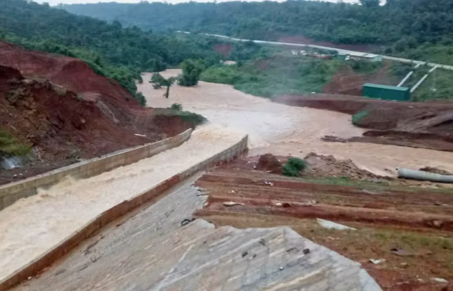 Can canh dap thuy dien Dak Kar nguy co vo, hang nghin nguoi phai so tan