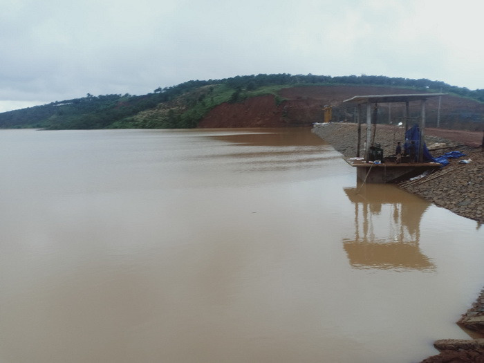 Ông Đinh Xuân Nhơn, Giám đốc Nhà máy thủy điện Đắk Sin 1 cho biết: Do ảnh hưởng của tình hình mưa lũ đã khiến nhà máy thủy điện Đắk Sin 1 bị tê liệt hoàn toàn. Tất cả hệ thống đường giao thông dẫn vào nhà máy bị sạt lở, đất đá khiến giao thông tê liệt, phương tiện bên ngoài không tiếp cận được nhà máy.