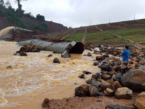 Ông Lê Văn Thị, Chủ tịch UBND huyện Đắk R’lấp (tỉnh Đắk Nông) cho biết: Tính đến thời điểm hiện tại, mực nước tại hồ thủy điện Đắk Kar đã hạ xuống 2,5m và đạt ngưỡng an toàn. Hiện nay, các đơn vị vẫn đang khẩn trương khắc phục sự cố van xả tràn nên việc xả nước vẫn phải thực hiện bằng cách xả qua đường ống áp lực. Nếu trong những ngày tới, trời vẫn tiếp tục mưa lớn thì mức độ nguy hiểm lại tăng lên.