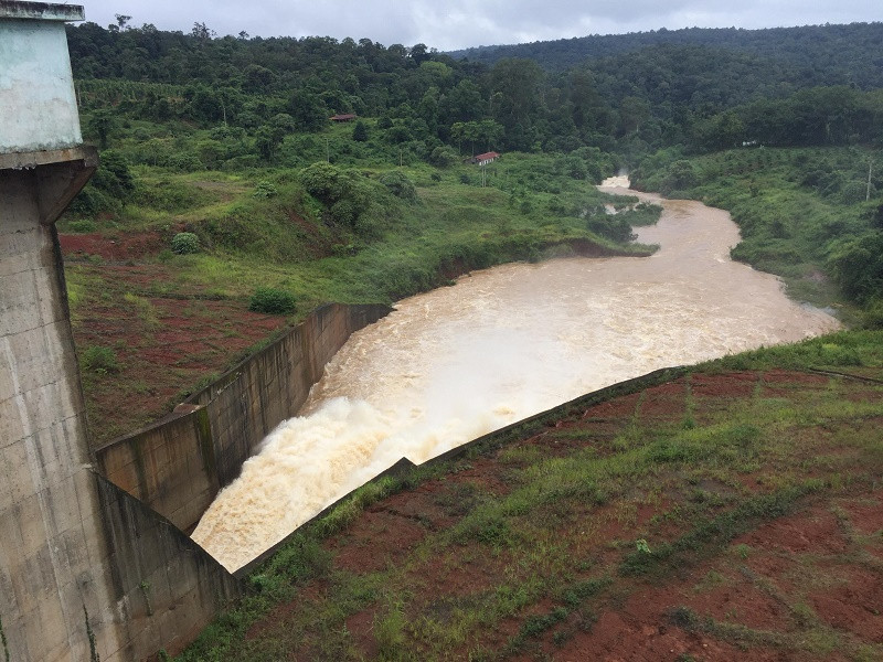 Ông Phạm Quang Vượng, Chánh văn phòng Ban Chỉ huy Phòng chống thiên tai và tìm kiếm cứu nạn huyện Đắk R'lấp cho biết: “Hiện tại sự cố kẹt van xả vẫn chưa xử lý được, giải pháp là đang lấy Ba Lăng (tời kéo) phụ kéo lên, hoặc đưa cơ giới vào để có thể khơi rảnh bên phải đập, hiện tại mức nước đang xuống so với mặt tràn là hơn 7 mét, vẫn đang an toàn chưa có gì nguy hiểm”.