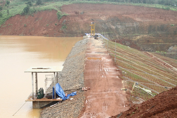 “Tới thời điểm hiện tại toàn bộ tuyến đường dài 5km đều bị sạt lở không tiếp cận được nên chúng tôi đang giải quyết những vấn đề dễ hơn. Còn lòng hồ thủy điện thì đang an toàn, mức nước tiếp tục hạ, thượng lưu và hạ lưu đều an toàn”, ông Nhơn nói.
