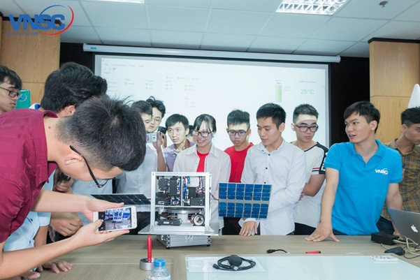 Vệ tinh giúp người học dễ dàng hình dung được cách thức hoạt động của vệ tinh trên vũ trụ, và tiếp nhận kiến thức về thiết kế, chế tạo, thử nghiệm vệ tinh một cách dễ dàng và hiệu quả hơn.