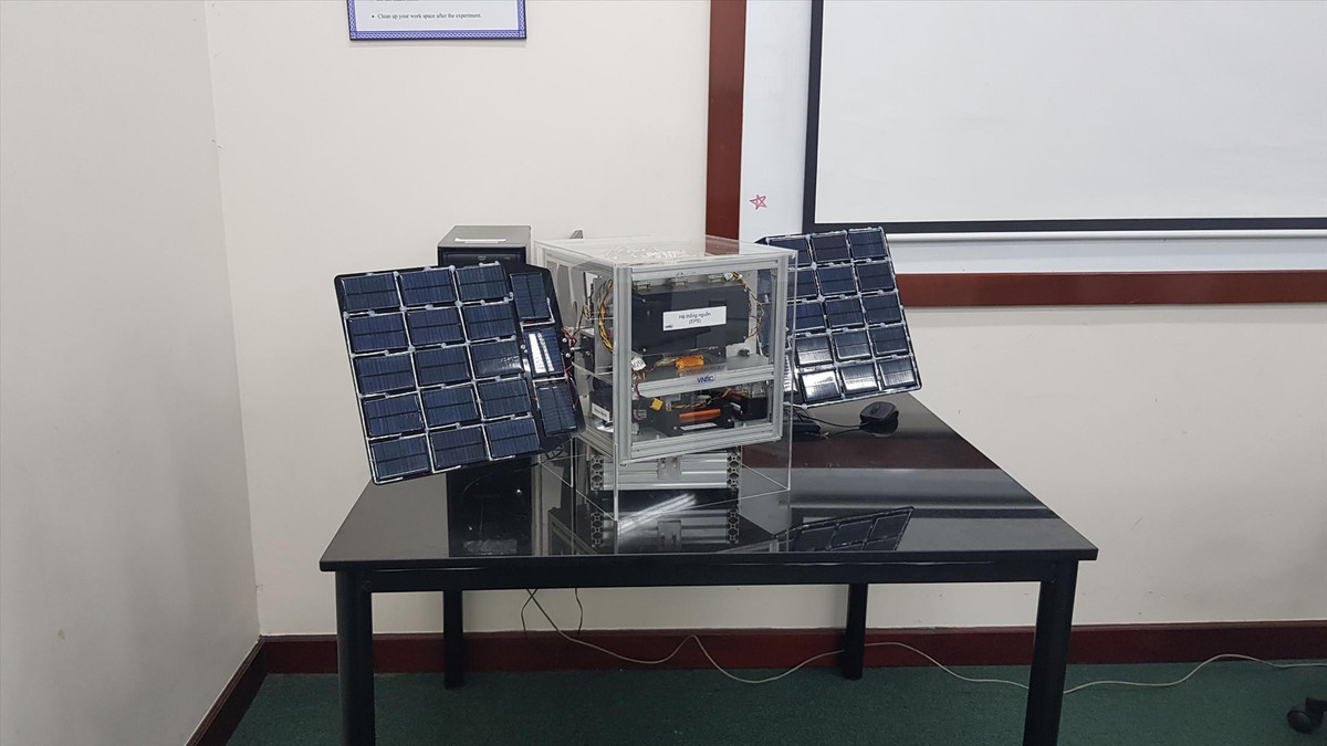 Với đầy đủ chức năng, nhiệm vụ và cấu hình mà một vệ tinh cần có, vệ tinh MicroSat Kit mô tả trực quan quá trình hoạt động của một vệ tinh loại quan sát trái đất ở điều kiện dưới mặt đất.