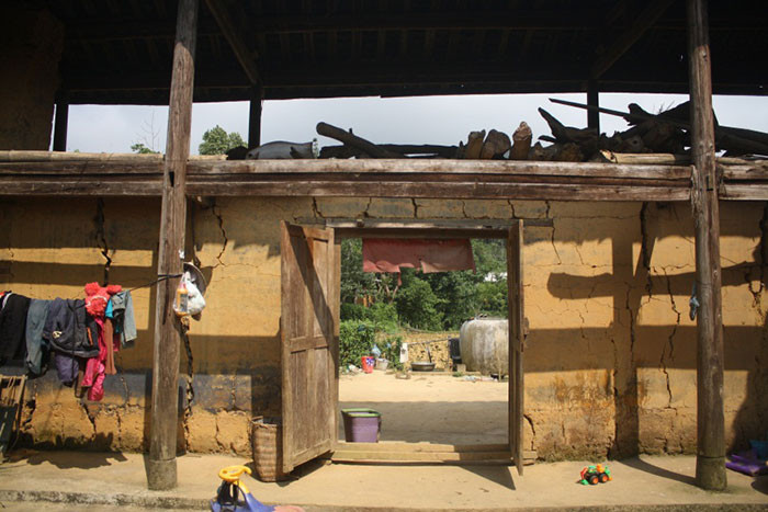 Đặc biệt, Si Mai Cai còn gây ấn tượng bởi những ngôi nhà trình tường đất, lợp ngói âm dương nằm giữa những nấc thang vàng mềm mại. Nó tạo lên một không gian yên bình mang đậm màu thời gian xưa cũ.