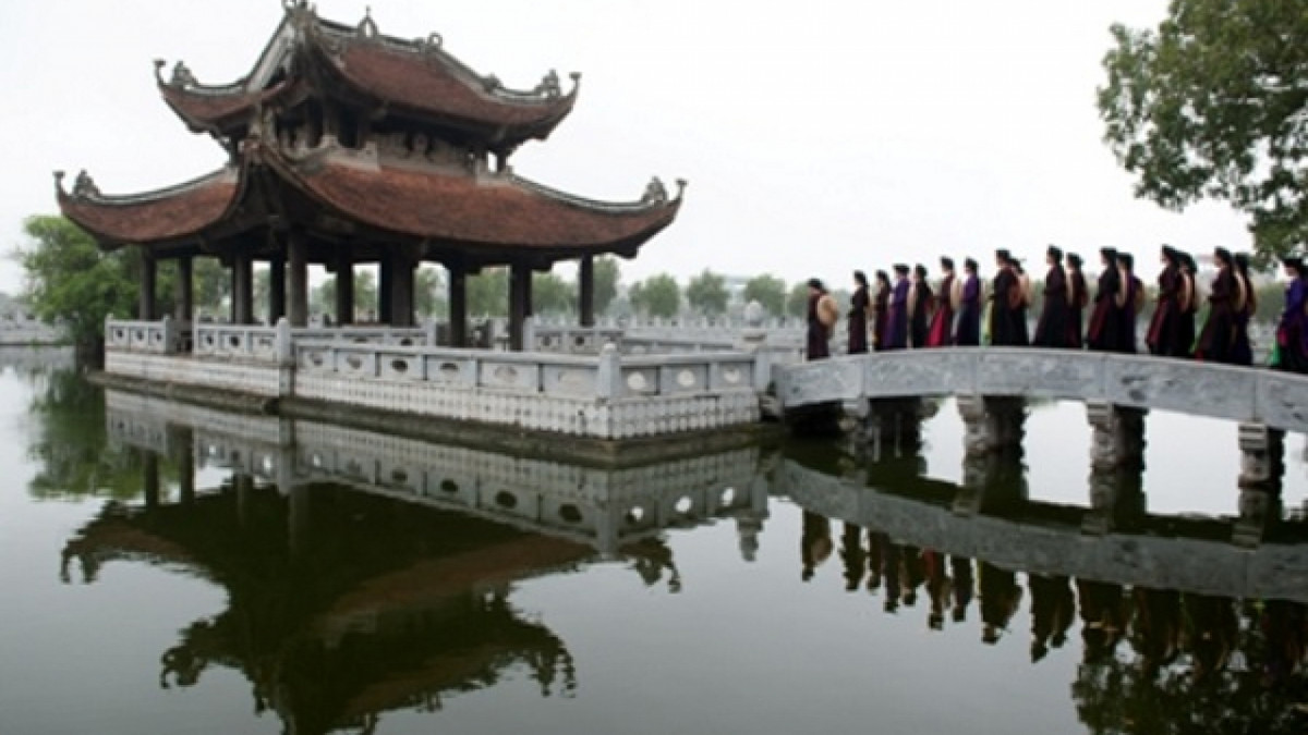 Sau này Hoàng Cầm kể lại: “Dường như tôi viết không kịp. Phải cố gắng lắm tôi mới theo đuổi được những câu thơ, ý thơ dồn dập, trào lên ngọn bút. Chưa bao giờ tôi thấy quê hương lại cụ thể, máu thịt xót xa dường ấy. Toàn thân tôi run lên… Cứ như thế, cho đến khi tôi viết câu thơ cuối cùng “Cười mê ánh sáng muôn lòng xuân xanh” thì cũng là lúc trời rạng sáng”.