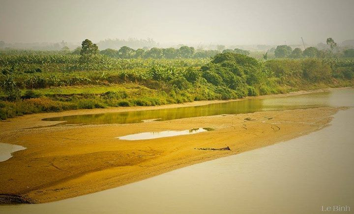Bài thơ sau đó được đăng tải trên báo và nhanh chóng tạo ra sức hút mãnh liệt. Lý giải việc đặt tên Bên kia sông Đuống chứ không phải Bên dòng sông Đuống, nhà thơ cho biết, “Bên này” là vùng đất tự do, nơi ông đang công tác. “Bên kia” là quê hương ông, vùng đất thân thương, giàu truyền thống nhưng đang bị giặc chiếm đóng và giày xéo.