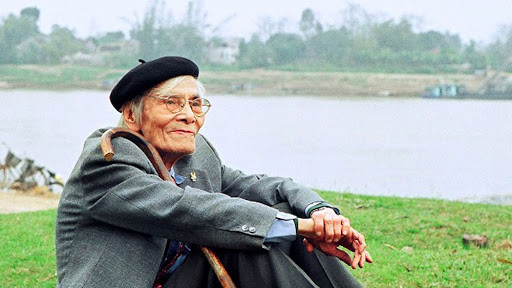 Một số tài liệu cho rằng, khi viết bài thơ, Hoàng Cầm đã nức nở khóc. Tuy nhiên, nhà thơ xứ quan họ cho biết, khi sáng tác Bên kia sông Đuống ông không khóc. Thay vào đó, người khóc là độc giả đầu tiên của Bên kia sông Đuống. Người này chính là nhà văn Nguyên Hồng.