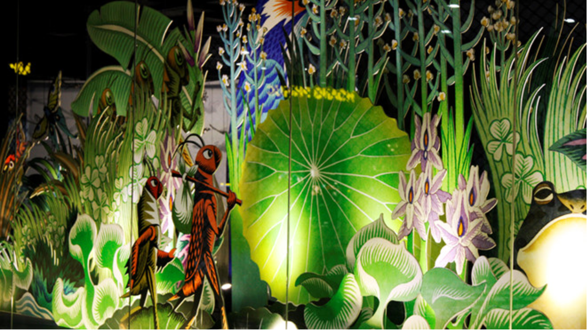 Ông chia sẻ thêm “Tôi hay ngồi tha thẩn đầu làng bên cửa sông Tô Lịch... Trên bãi cỏ, có mấy đám trẻ đang múc nước đúc dế. Trước đó, hằng ngày những lúc thong thả tôi vẫn ra bãi sông chơi đúc dế. Những con dế mèn được đúc bỏ vào rọ, đem ra chơi cho dế vật nhau. Tôi đã đúc dế, chơi dế từ năm lên mười bên cây gạo từ bao năm nay. Tôi chợt nghĩ: Hay là ta viết truyện con dế mèn... Nghĩ thế, rồi mấy hôm liền tôi viết truyện Con dế mèn”.