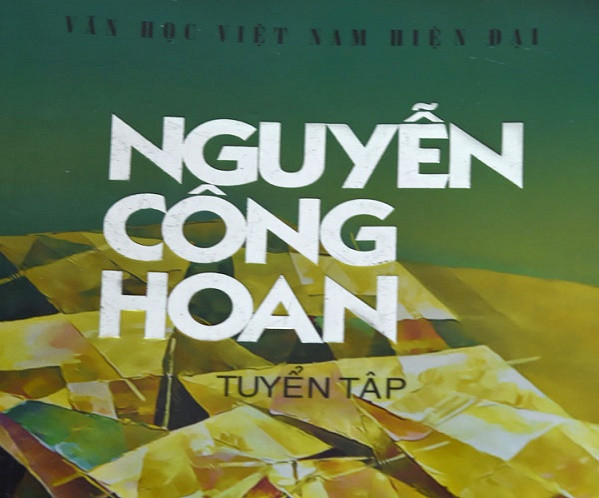 Truyện ngắn “Đồng hào có ma” được mở đầu bằng việc nhà văn "lên án" sách vệ sinh. Ông cho rằng sách vệ sinh sai khi dạy người ta phải ăn ở sạch sẽ mới có sức khoẻ tốt. Với huyện Hinh điều đó không đúng một chút nào, hắn chuyên “ăn bẩn” vẫn béo, rất béo với những câu văn đầy mỉa mai "Chà! Chà! Béo ơi là béo! Béo đến nỗi giá có thằng dân nào vô ý, buột mồm ra nói một câu sáo rằng: "Nhờ bóng quan lớn", là ông tưởng ngay nó nói xỏ ông. Tức thì, mặt bàn là một, mặt nó là hai, bị vả đôm đốp". Ảnh: NXB Văn học.