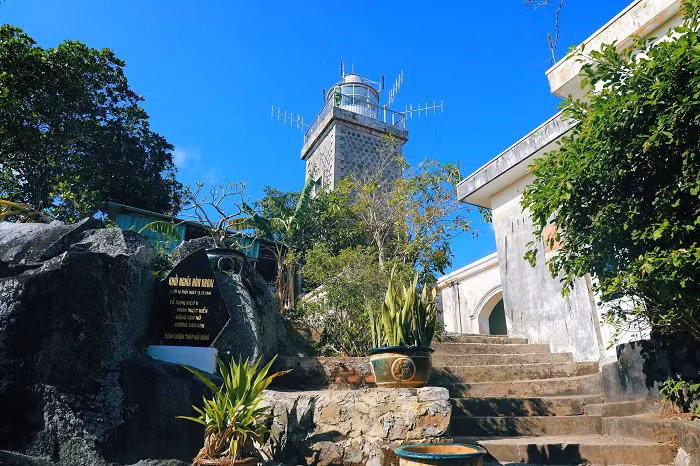 Hải đăng Hòn Khoai được xây dựng năm 1899, là một trong 6 ngọn hải đăng lâu đời nhất Việt Nam. Hải đăng Hòn Khoai có hình khối vuông, chiều cao tháp 15,7 m, mỗi cạnh 4 m, được xây dựng trên nền đất có độ cao 284 m. Ảnh: Lữ hành Việt Nam. 