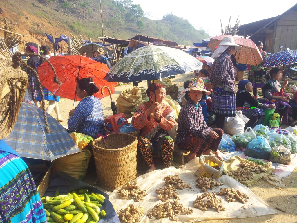 Ngoài hoa tam giác mạch, Si Ma Cai còn nổi tiếng bởi những chợ phiên. Có ba phiên chợ mang đậm nét văn hoá đó là chợ Sín Chéng họp vào thứ 4, chợ Cán Cấu họp vào thứ 7, chợ Si Ma Cai họp vào chủ nhật hàng tuần.
