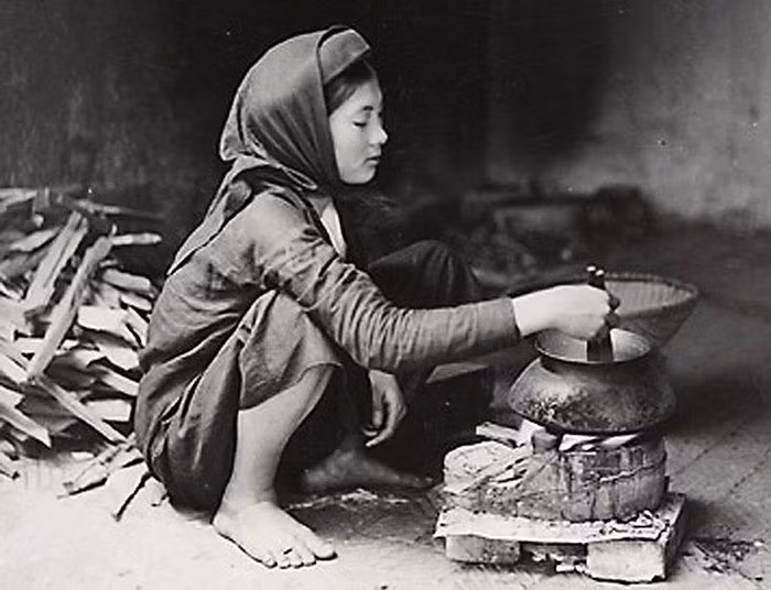 Đặc biệt, tình huống đêm tân hôn của đôi vợ chồng trẻ là chi tiết rất đắt giá trong tác phẩm. Hạnh phúc đôi lứa bao quanh bởi “tiếng khóc tỉ tê nghe càng rõ”. Một đêm tân hôn trong tiếng khóc người chết và mùi trấu hun khê nồng. 