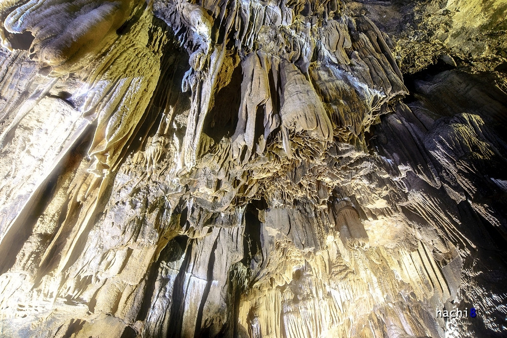 Không chỉ mang vẻ đẹp huyền bí nguyên sơ, ma mị, Lùng Khúy còn gắn với đời sống tâm linh với truyền thuyết lãng mạng.