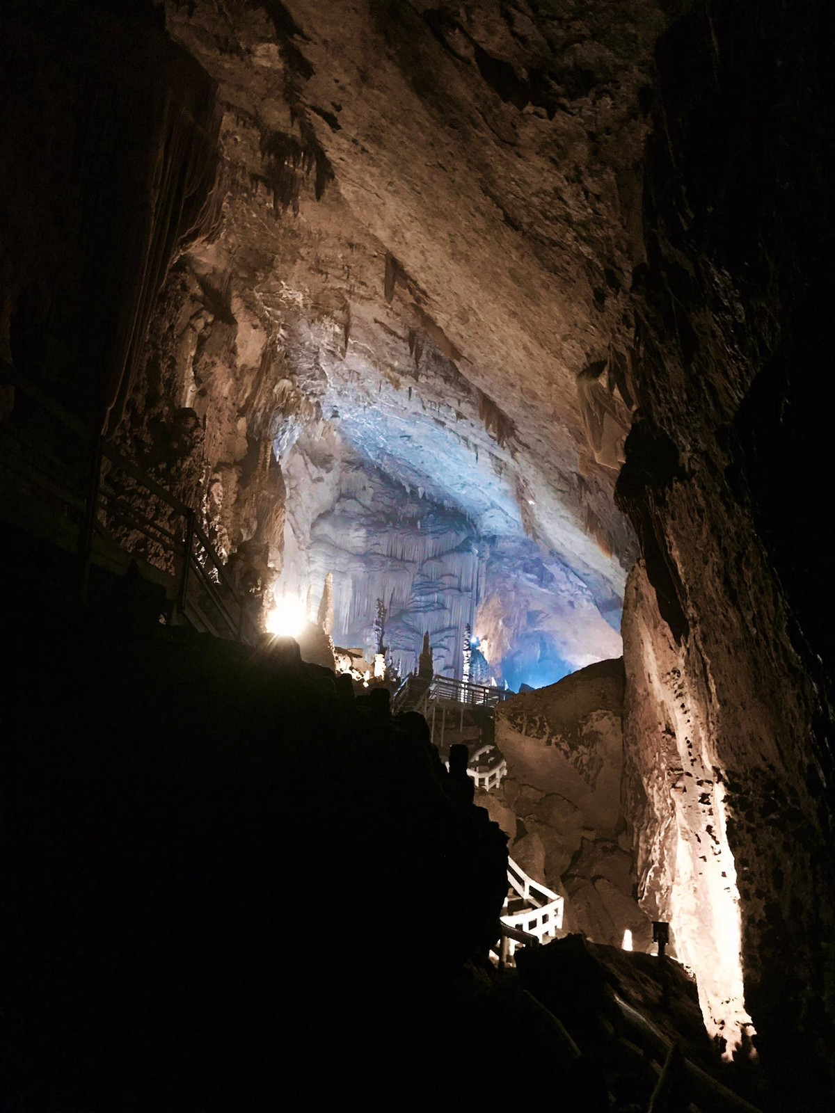 Trời thiêng ban cho bản Lùng Khúy mạch nước nhỏ, chính là giếng thần nằm trong hang động và cử thần Rồng xuống trần gian để cai quản. Ở hạ giới, thần Rồng hóa thành chàng trai người Mông xin trời ban mưa. Không chỉ cây cối tốt tươi, mà các cô gái Mông dùng nước thần cũng ngày càng tươi tắn, xinh đẹp.