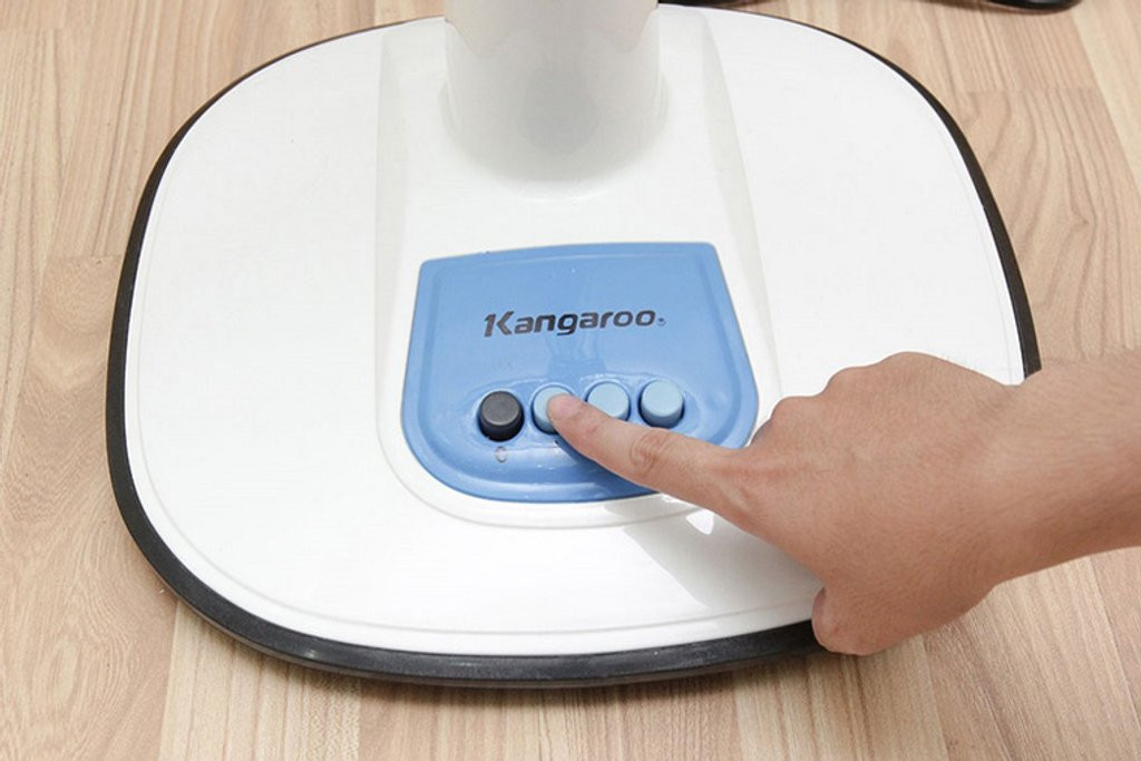 Không bật số cao: Bật số cao sẽ khiến nhiệt độ phòng và nhiệt độ cơ thể giảm xuống nhanh hơn, nhất là khi bật quạt cả đêm. Chỉ nên bật quạt ở số vừa phải, nếu phòng nhiều cửa sổ thoáng gió thì chỉ nên để quạt ở số nhỏ nhất. 