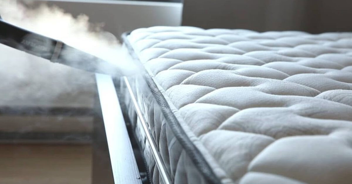 Bạn cũng có thể sử dụng baking soda để diệt rệp giường thông qua cơ chế hút nước từ cơ thể rệp khiến chúng chết khô một cách từ từ. Hãy rải baking soda vào khu vực nào nghi ngờ có rệp giường đang sinh sống. Nên lặp lại quy trình này nhiều lần.