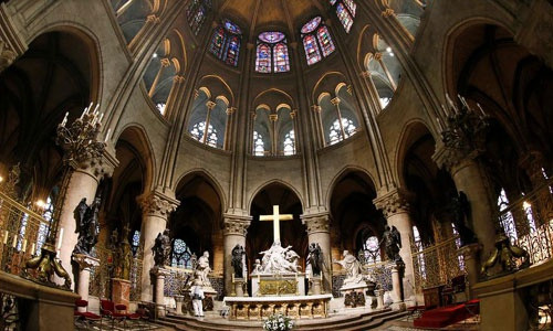 Nhà thờ Đức Bà Paris được thiết kế theo phong cách kiến trúc Gothic. Đây cũng là công trình tiêu biểu nhất nước Pháp về dòng nghệ thuật cổ điển nổi tiếng này.