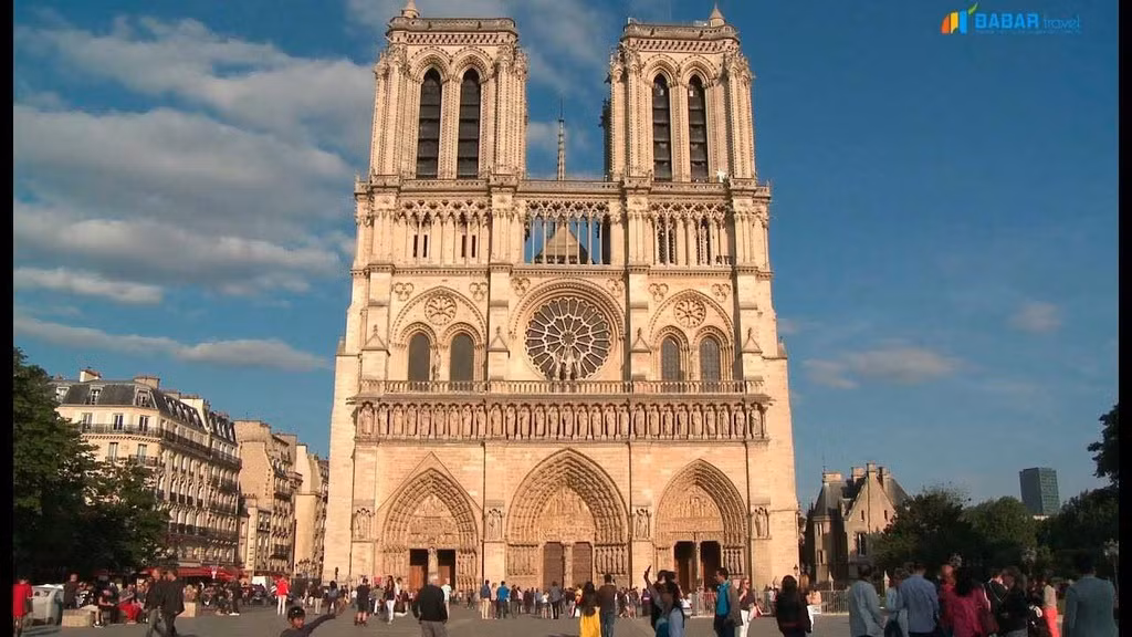 Nhà thờ Đức Bà Paris là nhà thờ chính tòa, nơi đặt ngai tòa giám mục của Tổng giáo phận Paris, được bắt đầu khởi công vào năm 1163 hoàn thành năm 1345. Từ khi xây dựng đến nay, nhà thờ đã nhiều lần được trùng tu, sửa chữa. Tính từ khi được khởi công xây dựng đến nay, Nhà thờ Đức Bà Paris đã có 858 năm tuổi.