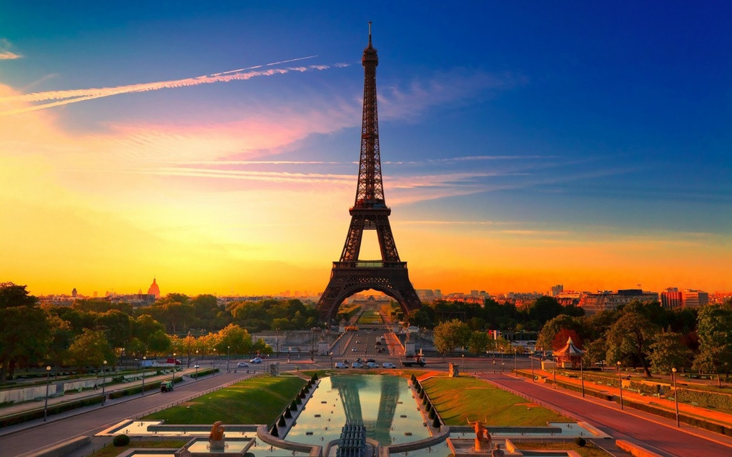 Tháp Eiffel được xây dựng trong khuôn khổ công viên Champ-de-Mars, bên cạnh có sông Seine chảy qua. Đứng trên đỉnh tháp, du khách có thể nhìn trọn dòng sông Seine đoạn chảy qua thủ đô Paris của nước Pháp. Đứng dưới chân tháp Eiffel nguy nga, tráng lệ, du khách sẽ chiêm ngưỡng được một hình ảnh hùng vĩ của tòa tháp in lên nền trời bình minh. Sau đó du khách có thể mua vé để vào tham quan, tận mắt chứng kiến từng chi tiết xây dựng nên tháp.