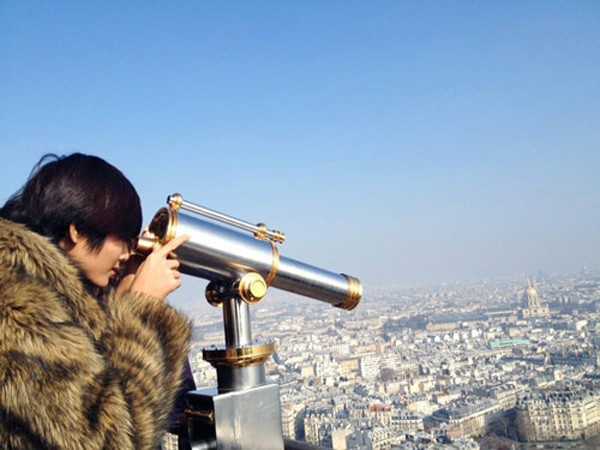 Với chiều cao 324m, tháp Eiffel được chia làm 3 tầng chính gồm: Tầng mặt đất, tầng hai và tầng 3, bốn chân của tháp Eiffel tạo thành một hình vuông lớn có cạnh 125m. Bằng thang máy hoặc leo khoảng 300 bậc thang tính từ mặt đất, du khách sẽ lên tầng 1, cách mặt đất 57m, tập hợp nhiều nhất các hoạt động tham quan và giải trí. Tầng 2 độ cao 57m so với mặt đất, có diện tích 4.200 m2, có thể chứa khoảng 3.000 người, cho phép du khách ngắm nhìn toàn cảnh 360° của thành phố Paris hoa lệ. Tẩng 3 nằm độ cao 115m so với mặt đất, có diện tích 1.650 m2, có thể chứa khoảng 1.600 người, được xem là tầng lý tưởng nhất để ngắm nhìn Paris. Độ cao của tầng đạt mức tối ưu đối với các công trình xung quanh. Ảnh: Telegraph.