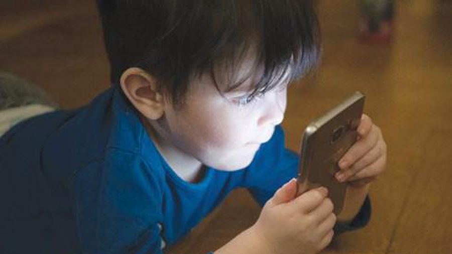 Thứ ba là tạo ra các rắc rối liên quan đến mối quan hệ của trẻ với bạn bè, gia đình, xã hội. Thứ tư là khiến trẻ dễ phải đối mặt với nạn bắt nạt trên mạng xã hội; kéo theo ảnh hưởng thứ năm là những rắc rối tổn thương có thể hoặc chưa thể cấu thành tội phạm.