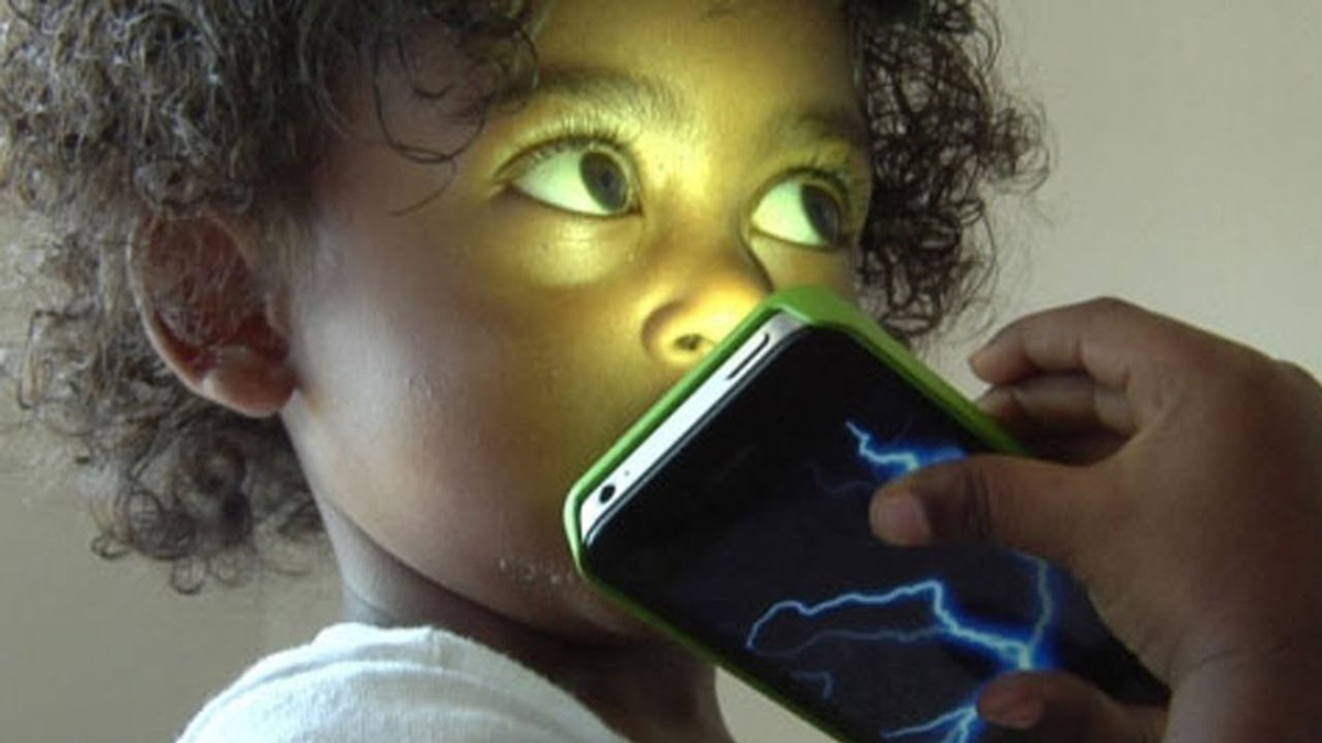 Đó là hãy cùng con quyết định các quy tắc sử dụng trước khi cho con dùng điện thoại. Hãy hạn chế con sử dụng điện thoại thông minh trong phòng riêng. Tốt nhất là cho phép con sử dụng điện thoại dưới sự có mặt của cả gia đình.