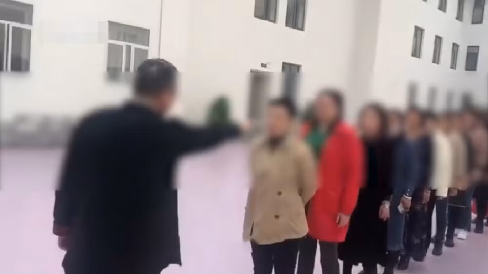 Dao si nang nguc bang 1 phay tay, chi em xep hang dai thu