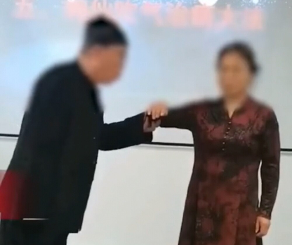 Dao si nang nguc bang 1 phay tay, chi em xep hang dai thu-Hinh-2