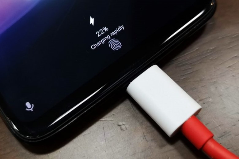 Người dân nên tránh dùng các loại dây sạc không đúng chuẩn, bởi có thể không sử dụng được hoặc làm giảm tốc độ sạc, thậm chí có thể gây cháy dây sạc.