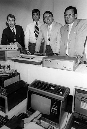 Ky su Viet va chuyen che may tinh ca nhan dau tien tren the gioi-Hinh-2