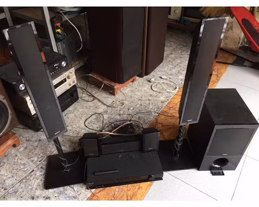 Hơn thế, đồ điện, điện tử ở trạng thái bình thường là an toàn, tuy nhiên khi cũ hỏng hay bị vỡ có thể là quả bom đe dọa cả gia đình.