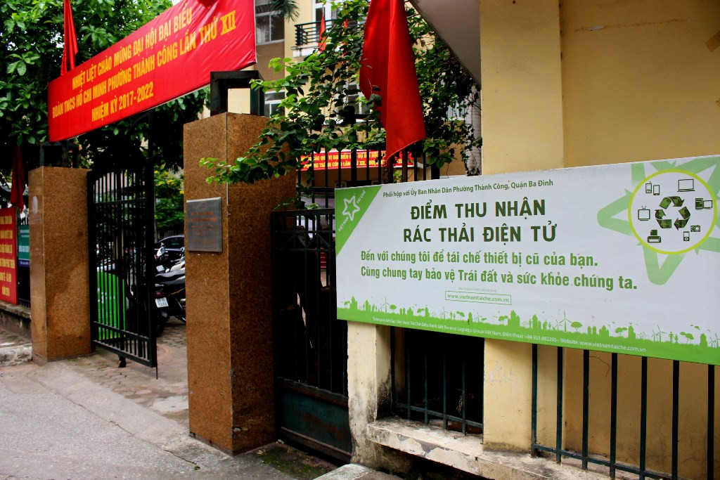 Đặc biệt, đừng ném chúng vào thùng rác. Bạn có thể mang bán ở những cửa hàng/cơ sở tái chế đồ điện tử cũ, hoặc có thể mang đến những điểm thu hồi đồ điện tử. Bằng cách này các loại rác thải điện tử sẽ được phân loại và xử lý triệt để.
