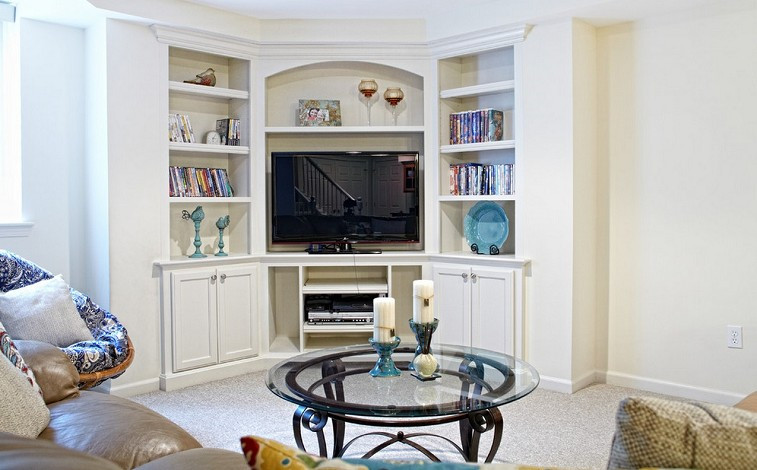 Để tivi trong tủ trong tủ. Khi tivi hoạt động sẽ phát ra nhiệt. Nhiệt thoát ra bị om lại trong tủ gây hại cho tivi và môi trường. Tốt nhất nên đặt tivi ở những vị trí thông thoáng trên kệ hoặc treo lên tường. Nếu đặt tivi trong tủ, cần đảm bảo, phía sau tủ có đường thoát nhiệt.