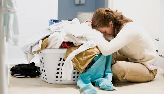 Để loại trừ ổ vi khuẩn này, cách đơn giản nhất là vệ sinh máy giặt. Các chuyên gia cho biết, cần định kỳ vệ sinh máy giặt 1 tháng/lần. Bạn có thể dùng viên tẩy máy giặt chuyên dụng. Các loại viên tẩy này hiện rất sẵn có trên thị trường.