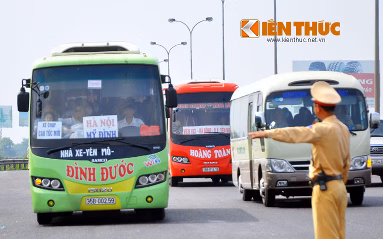 Ngày 3/5, lực lượng CSGT đã ra quân tại các tuyến đường quốc lộ 1A như ở TP Phủ Lý - Hà Nam và trên tuyến cao tốc Pháp Vân – Cầu Giẽ, Hà Nội, nơi lượng phương tiện tăng cao đột biến so với ngày thường