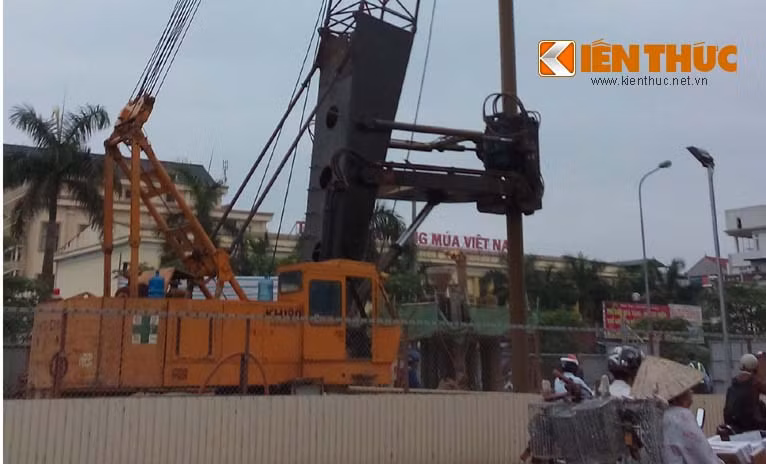 Nhiều người dân chứng kiến cảnh này không khỏi ngán ngẩm. "Tôi nghĩ lệnh cấm của các cơ quan chức năng chỉ để cho vui. Hình như họ không hề quan tâm đến an toàn của người dân", anh Nguyễn Văn Thắng, một người thường xuyên qua lại trên tuyến đường Xuân Thủy - Hồ Tùng Mậu nói.