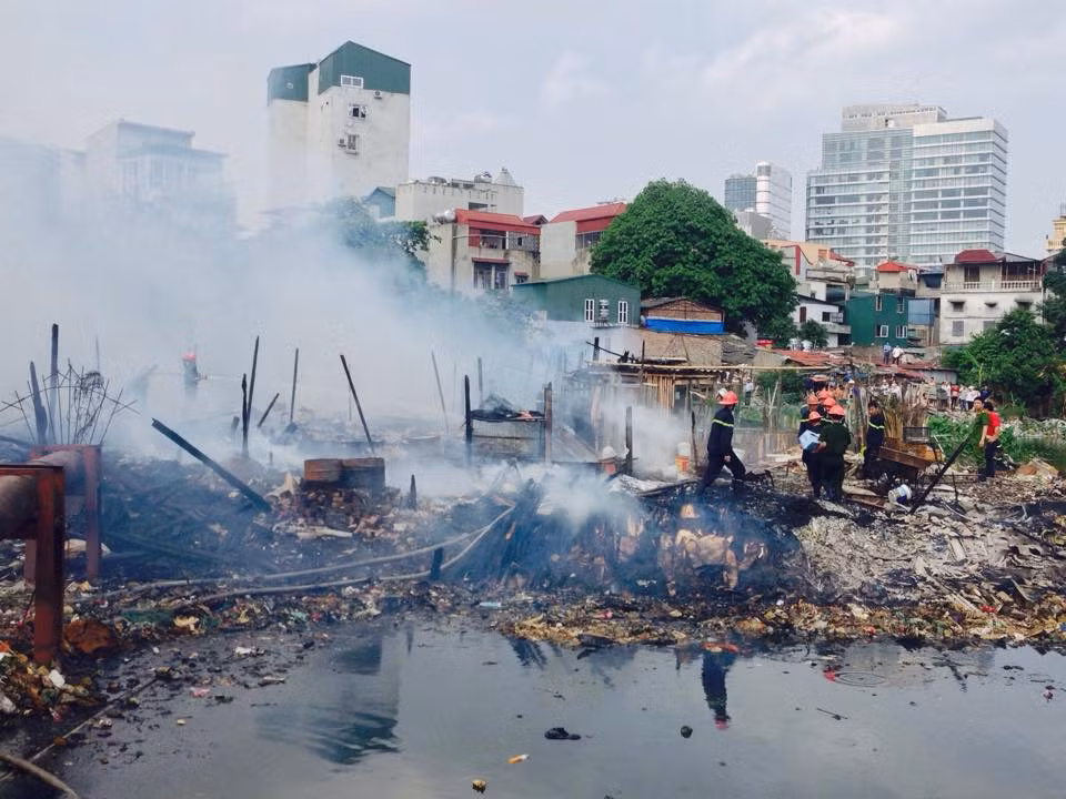 Lực lượng cứu hỏa đến hiện trường dập lửa.