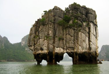 Hòn Đỉnh Hương ở Vịnh Hạ Long, Quảng Ninh.