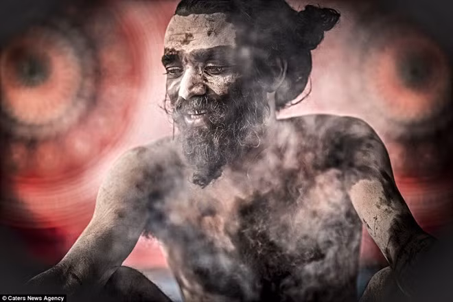 Người Aghori cũng tin rằng bằng việc thực hiện những điều người khác coi là cấm kỵ, họ sẽ đạt được sự khai sáng.